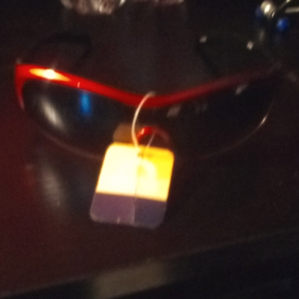 NEW WITH TAG!! 100% UV BLOCK, BLACK ON THE INSIDE & RED ON THE OUTSIDE. 1S.F.ALL